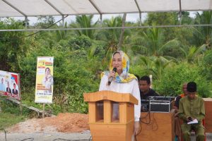 DPR RI Cen Sui Lan Bantu Bedah Rumah Suku Akit Karimun