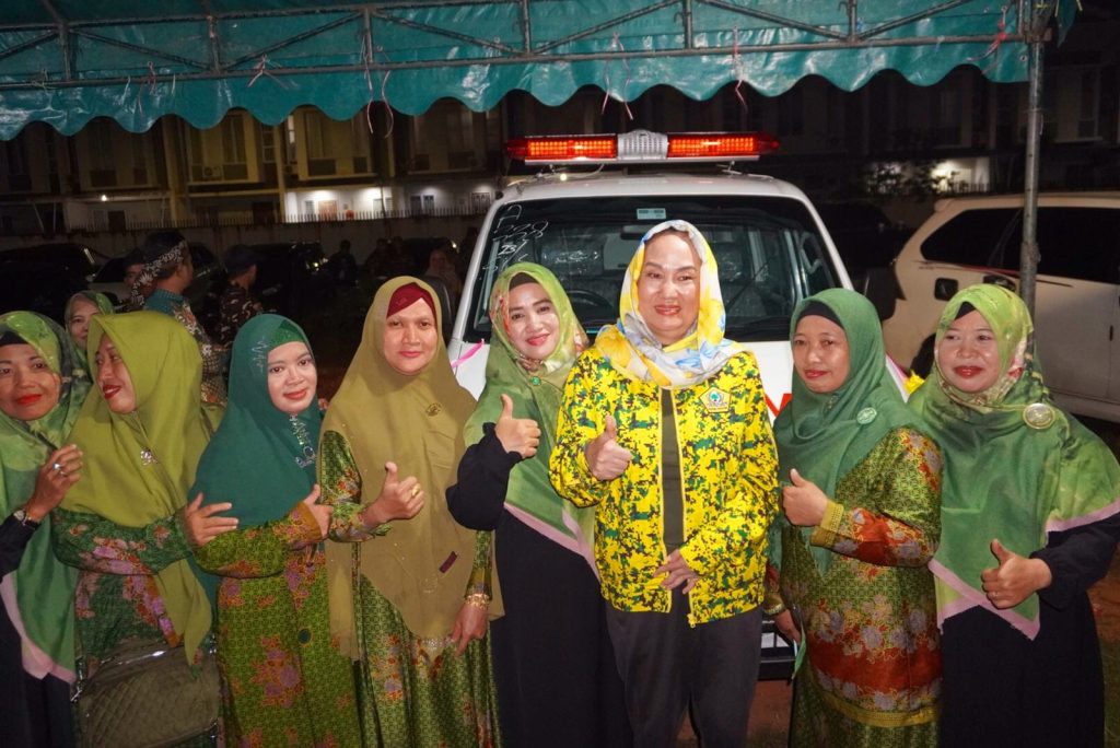 Cen sui lan bersuafoto bersama relawan