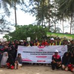 Komunitas Smartfren Natuna Bersama TNI Dan Pemuda Bersihkan Sampah Plastik