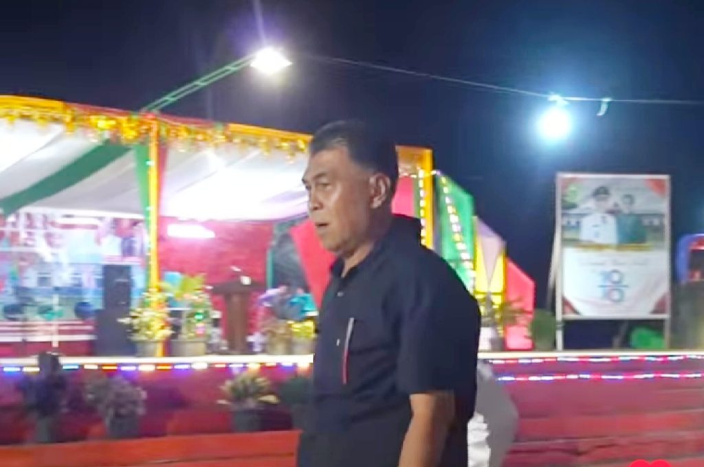 Bupati Natuna menyaksikan kegiatan hari ulang tahun Kecamatan Pulau Tiga, Jum’at (29/12/2023).