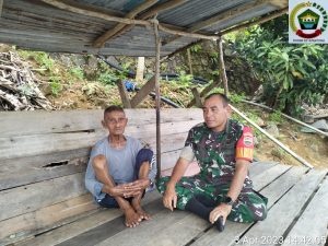 Jalin Silaturahmi Dengan Masyarakat, Sertu M. Hadi Sambangi Desa Teluk Siantan