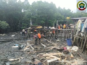 Rumah Warga Roboh, Babinsa Koramil 07/Palmatak Bantu Evakuasi Puing Bangunan