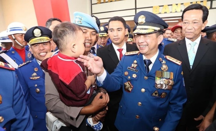Menteri Dalam Negeri Tito Karnavian mengenakan seragam khas Pemadam Kebakaran dan Penyelamatan