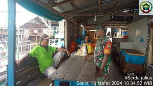 Laksanakan Komsos di Desa Binaannya, Kegiatan Rutin Serda Julius Souhali Jalin Silaturahmi