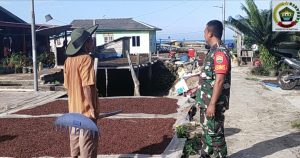 Kegiatan Komsos Rutin Babinsa Koramil Palmatak, Koptu Isnaeni Kunjungi Desa Matak