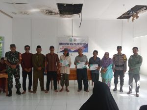 Sertu M. Hadi Dampingi Kades Teluk Sunting Salurkan BLT DD