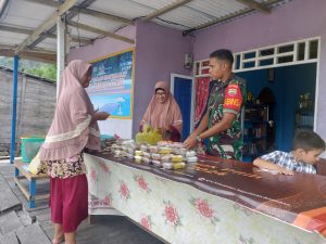 Serda Yusri Jalin Komsos Bersama Masyarakat Yang Berjualan Takjil