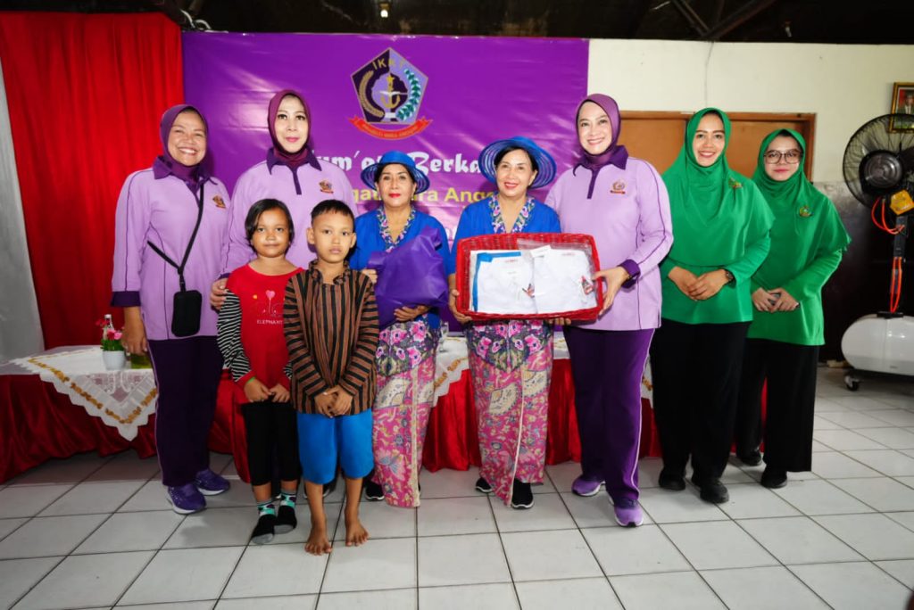Ketua Umum (Ketum) Ikatan Kesejahteraan Keluarga TNI (IKKT) Pragati Wira Anggini (PWA) Ny. Evi Agus Subiyanto