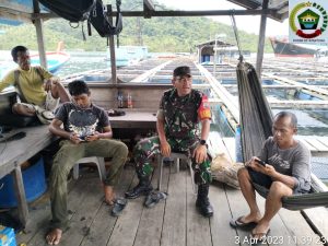 Sertu M Hadi Lakukan Komsos di Teluk Sunting