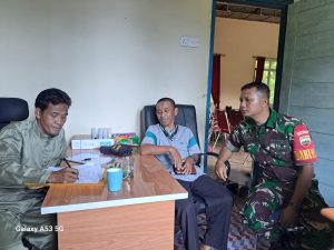 Sertu Hasibuan Komsos Bersama Ketua BPD Desa Teluk Bayur
