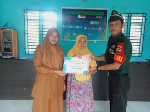 Serka Maraluat Hasibuan Dampingi Kades Payamaram salurkan BLT ke 48 KPM