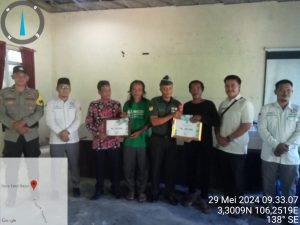 Serka Hasibuan Dampingi Kades Teluk Bayur Bagikan BLT DD Tahap V