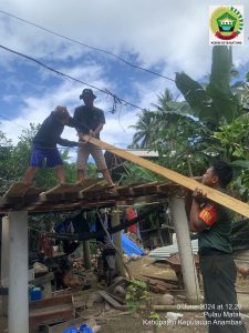 Laksanakan Komsos, Praka Ardi Danang Bantu Warganya Bangun Rumah