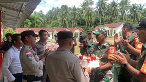 Peringat Hari Bhayangkara, Koramil Palmatak Berikan Kue ke Polsek Palmatak