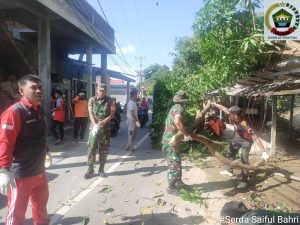 Danramil 07/Palmatak Beserta Anggota Laksanakan Gotong-royong Rutin di Wilayah Desa Ladan