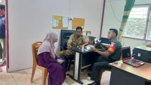 Babinsa Koramil Palmatak, Serda Yusri Satria Kembali Lakukan Komsos di Desa Tebang