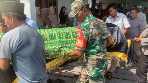 Babinsa Koramil Palmatak Melayat di Kediaman Korban KM Samarinda Yang Tenggelam