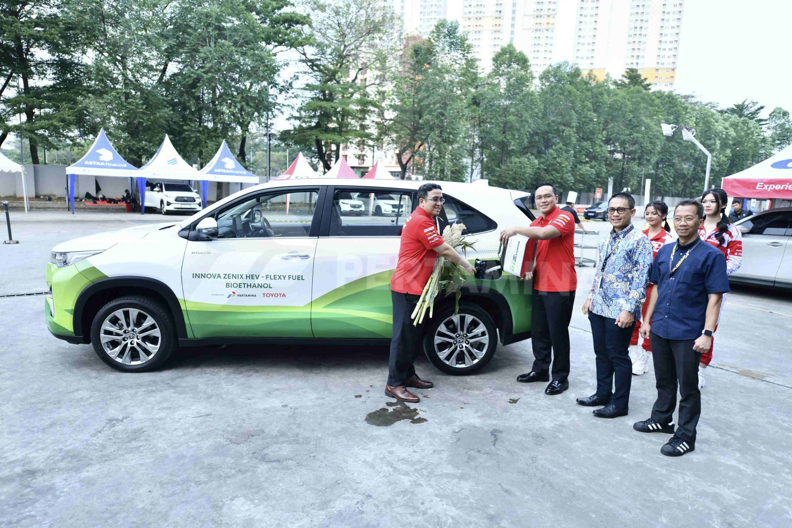 Komisaris Utama Pertamina Simon Aloysius Mantiri didampingi SVP Research & Technology Innovation Pertamina Persero Oki Muraza dan Manajemen Toyota melakukan pengisian Bioethanol Sorgum Pertamina & Toyota yang diadakan di ICE BSD, Tangerang, Jumat (26/7) Foto: Pertamina