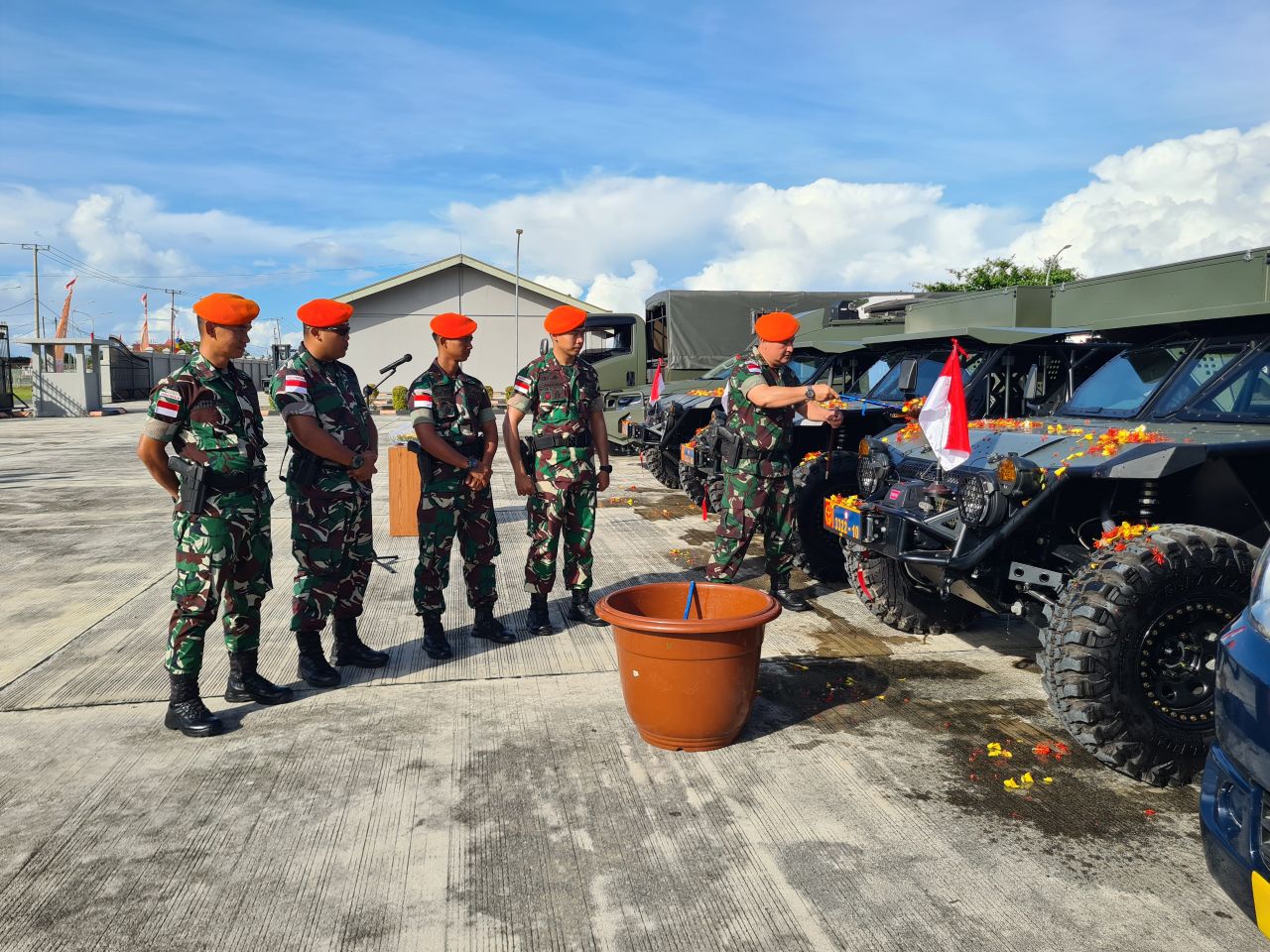Komandan Denhanud 477 Kopasgat Letkol Pas Ade Afandi Pimpin Upacara Penerimaan Kendaraan Dinas di Lapangan Apel Mako Denhanud 477 Kopasgat.