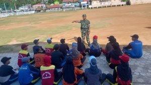 Kapten Hasan Basri Berikan Materi PBB Kepada Paskibra SMAN 1 Palmatak