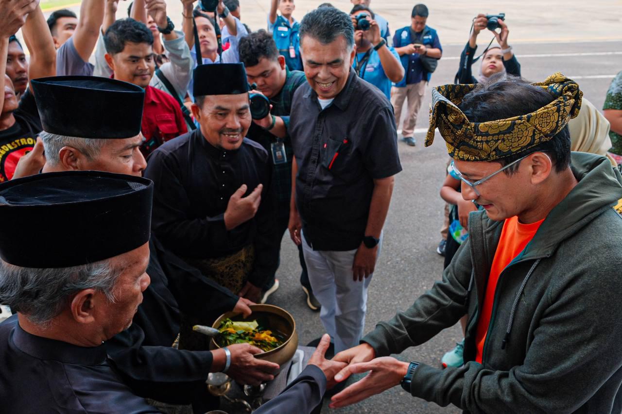 Kedatangan menteri Sandiaga Uno disambut secara adat Melayu dari teras depan Bandara
