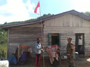Tanamkan Cinta RI, Serda Fadhlin Ajak Warga Putik Pasang Bendera