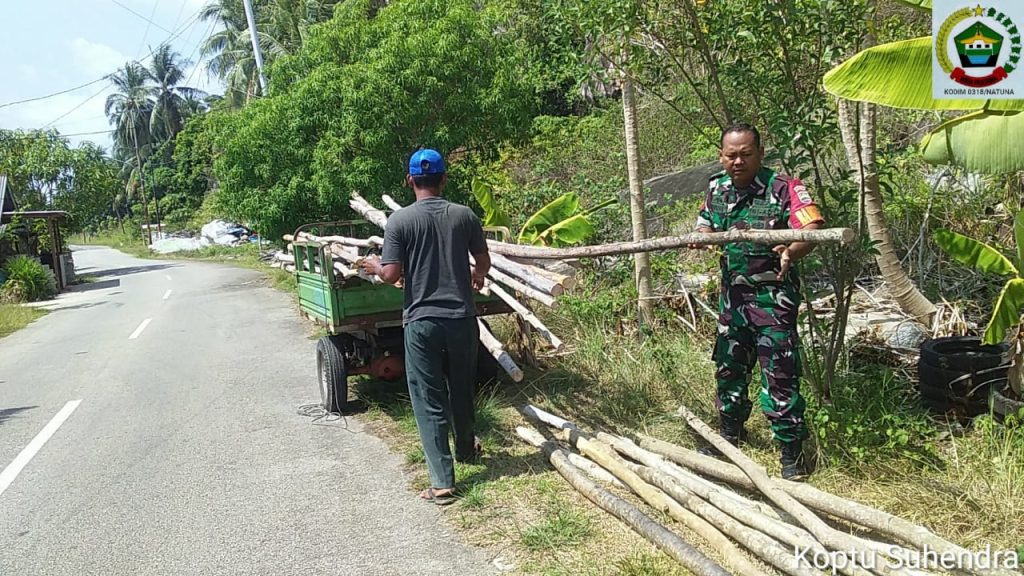 Bantu Warga Desa Air Asuk Yang Sedang Bekerja, Cara Koptu Suhendra Dekat Dengan Masyarakar