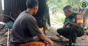 Terus Hadir Bersama Masyarakat, Serda Julius Komsos di Desa Air Sena