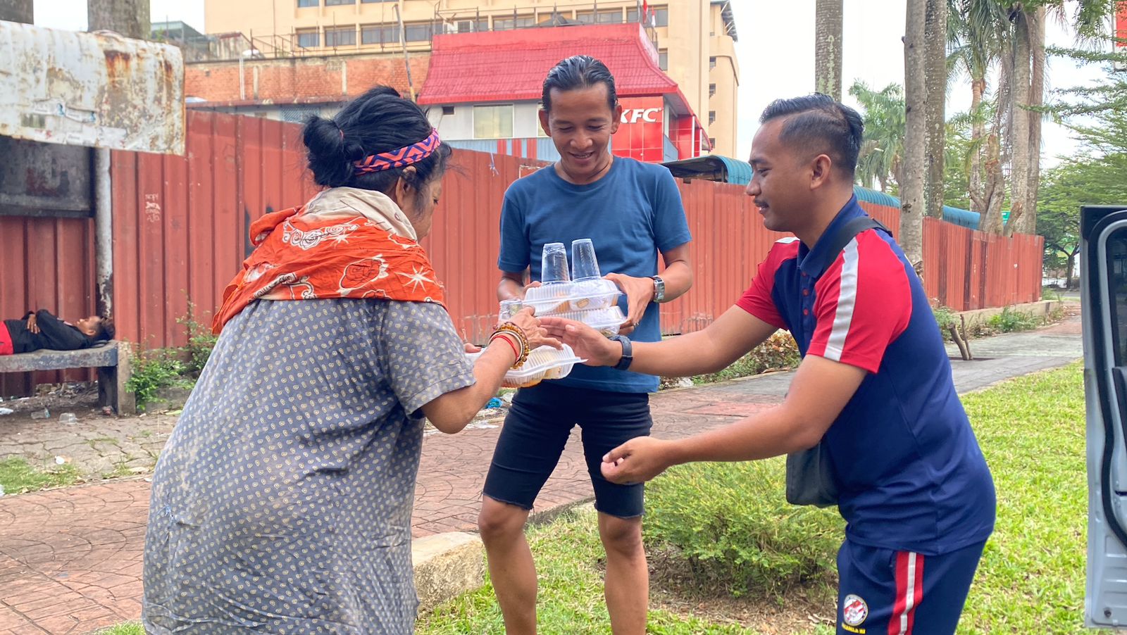 Kegiatan Jumat berbagi oleh KN Tanjung Datu