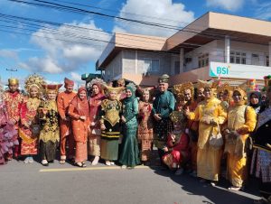 Bupati Natuna Berhasil Gerakan Ribuan Masyarakat Meriahkan Pawai Budaya HUT RI ke-79