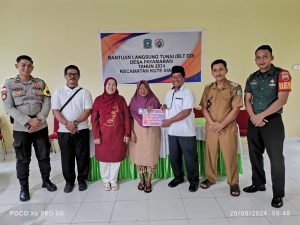 Praka Robi Chairul Dampingi Kades Payamaram Bagikan BLT DD VIII Agustus 2024