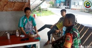 Jalankan Tupoksi Babinsa, Serda Julius Silaturahmi Dengan Warga Air Sena