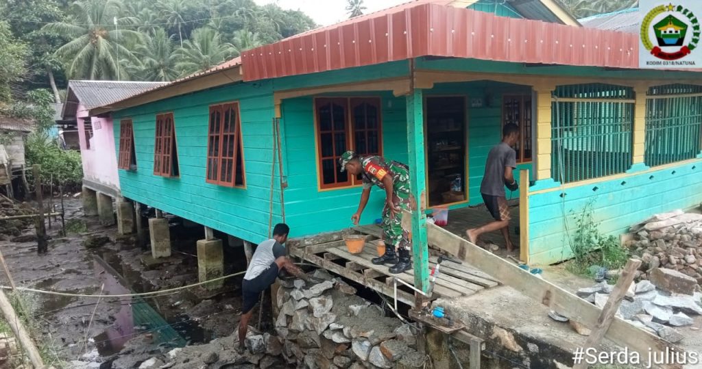 Komsos Serda Julius, Bantu Warga Yang Sedang Renovasi Rumah