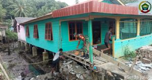 Komsos Serda Julius, Bantu Warga Yang Sedang Renovasi Rumah