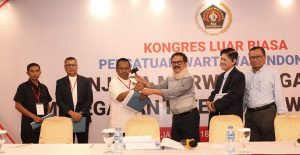 Zulmansyah Sekedang menggantikan Hendry Ch Bangun sebagai Ketua PWI Pusat