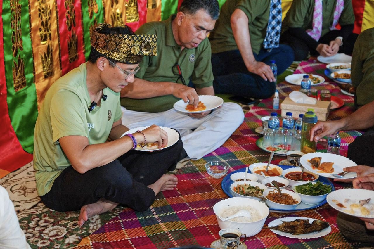 Makan Bedulang di Desa Wisata Cemaga Tengah, Natuna