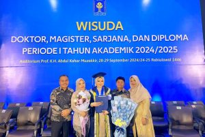 Syukur Seorang Ayah, Reni Raih Gelar Master di Tengah Rekor Wisuda UII Putri Asli Natuna