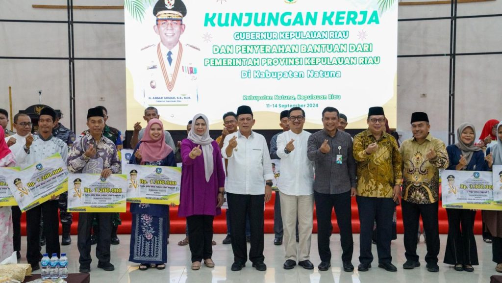 Dampingi sekda Gubernur menyambangi Kecamatan Bunguran Timur, Jumat (13/9). 
