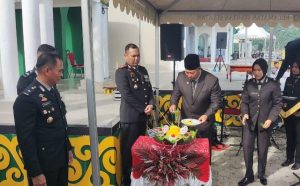 Bupati Anambas Beri Kejutan Kue Ulang Tahun untuk Kapolres saat HUT Bhayangkara ke-78