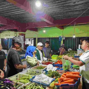 Rusli Effendi Sapa Pedagang Sayur di Pasar Tarempa