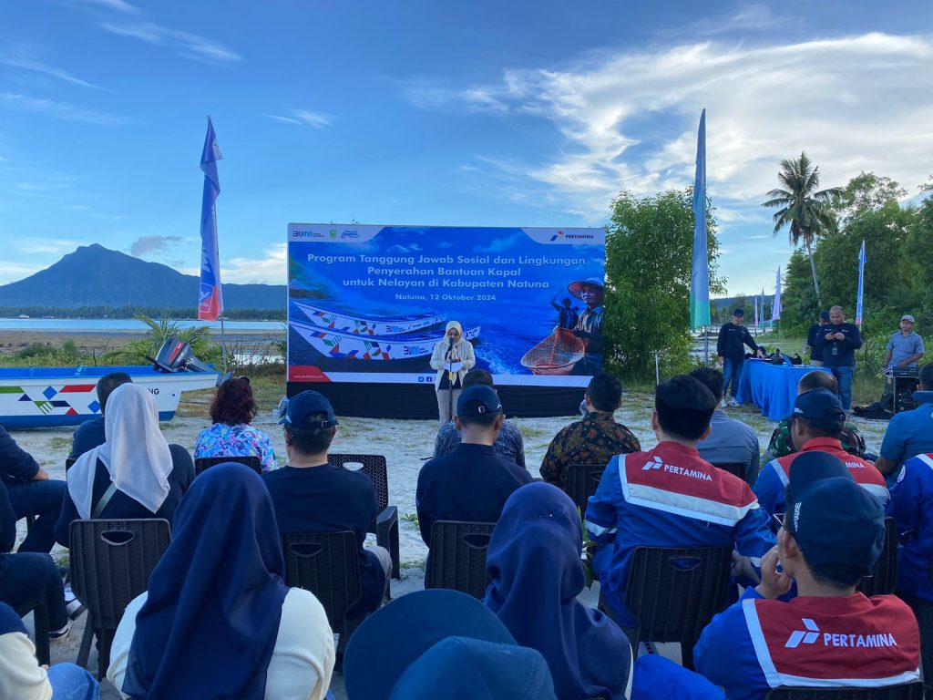Pertamina dan CEO Pandu Laut Nusantara Serahkan Bantuan Kapal Nelayan Natuna