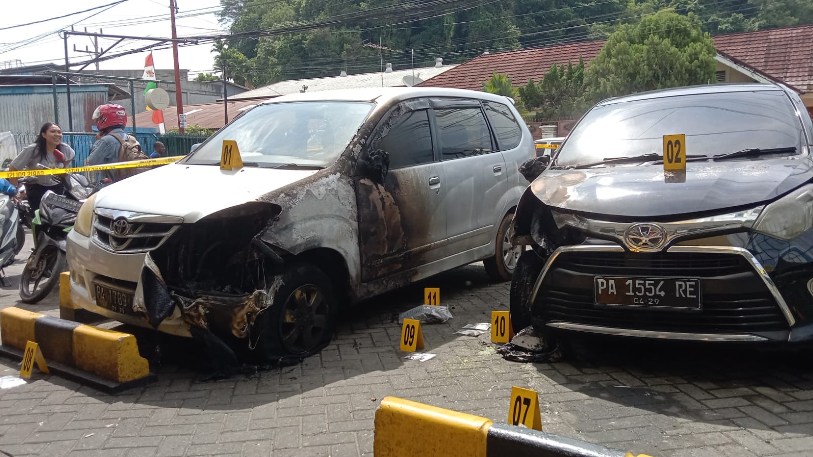 bom molotov dari pinggir jalan di depan kantor, yang kemudian menyebabkan api berkobar di antara dua mobil yang terparkir.