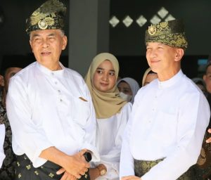 Bupati Dan Wakil Bupati Natuna Bersama Istri Gunakan Hak Pilih