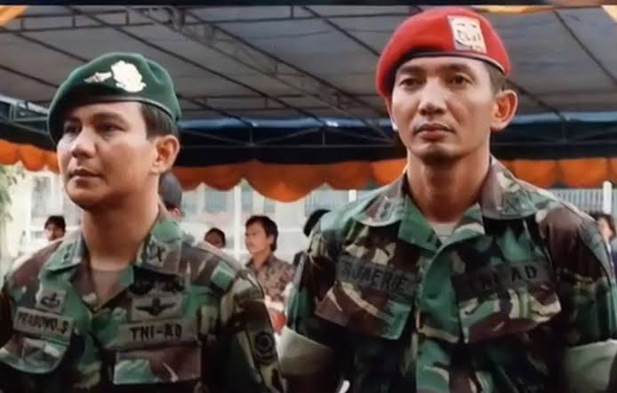 Letnan Jenderal TNI (Purn) Sjafrie Sjamsoeddin semasa muda bersama Jendral Prabowo Subianto
