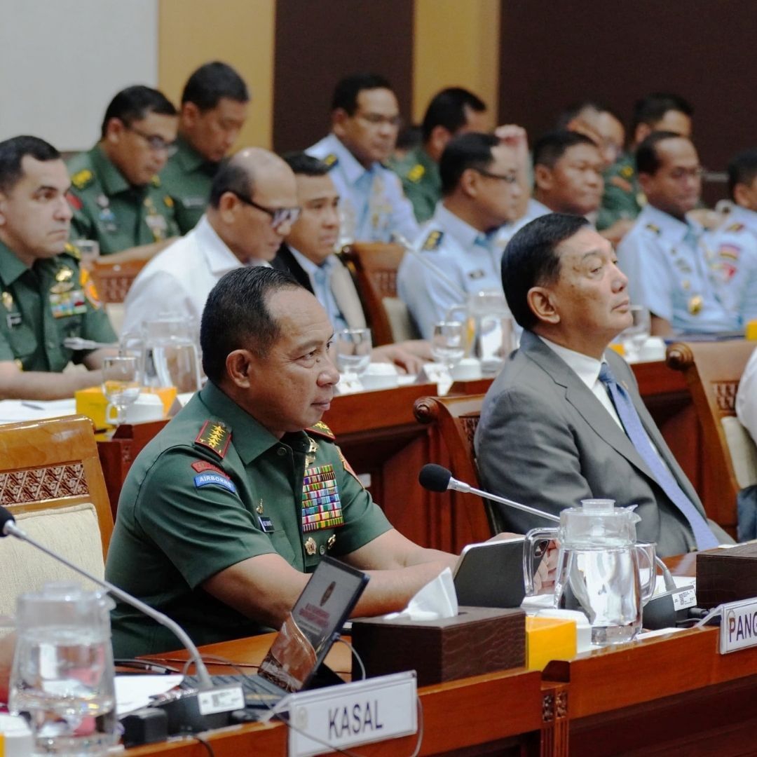 Panglima TNI Jenderal TNI Agus Subiyanto bersama Menteri Pertahanan Republik Indonesia Letjen TNI (Purn) Sjafrie Sjamsoeddin menghadiri rapat kerja bersama Komisi I DPR RI.