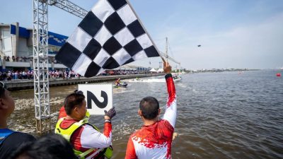 Rekor MURI (Touring dengan Jetski terbanyak) yang diterima langsung oleh Panglima TNI Jenderal TNI Agus Subiyanto.