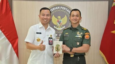 Mat Sony memberikan buku kepada seniornya di Kopassus, Brigjen Edwin Adrian Sumantha,
