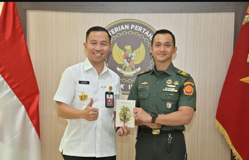 Mat Sony memberikan buku kepada seniornya di Kopassus, Brigjen Edwin Adrian Sumantha,