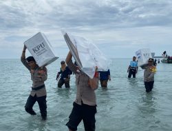 Polres Natuna Antar Logistik Pilkada Hingga Pelosok Desa