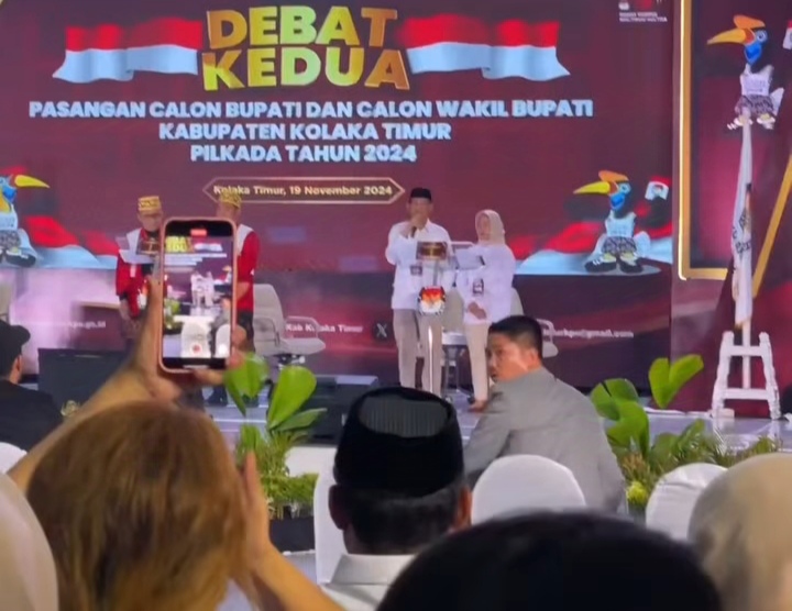 Tangkapan layar Suasana debat Kedua Kolaka Timur